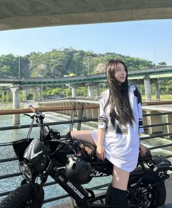 민영, 브브걸 완전체 컴백한다더니…하의실종으로 바이크 탔네