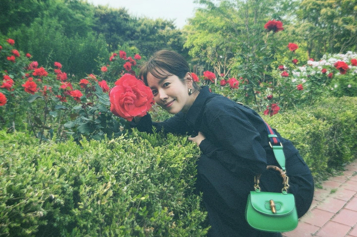 한지민, 장미꽃보다 작은 얼굴 말이 돼? "누가 꽃이게"