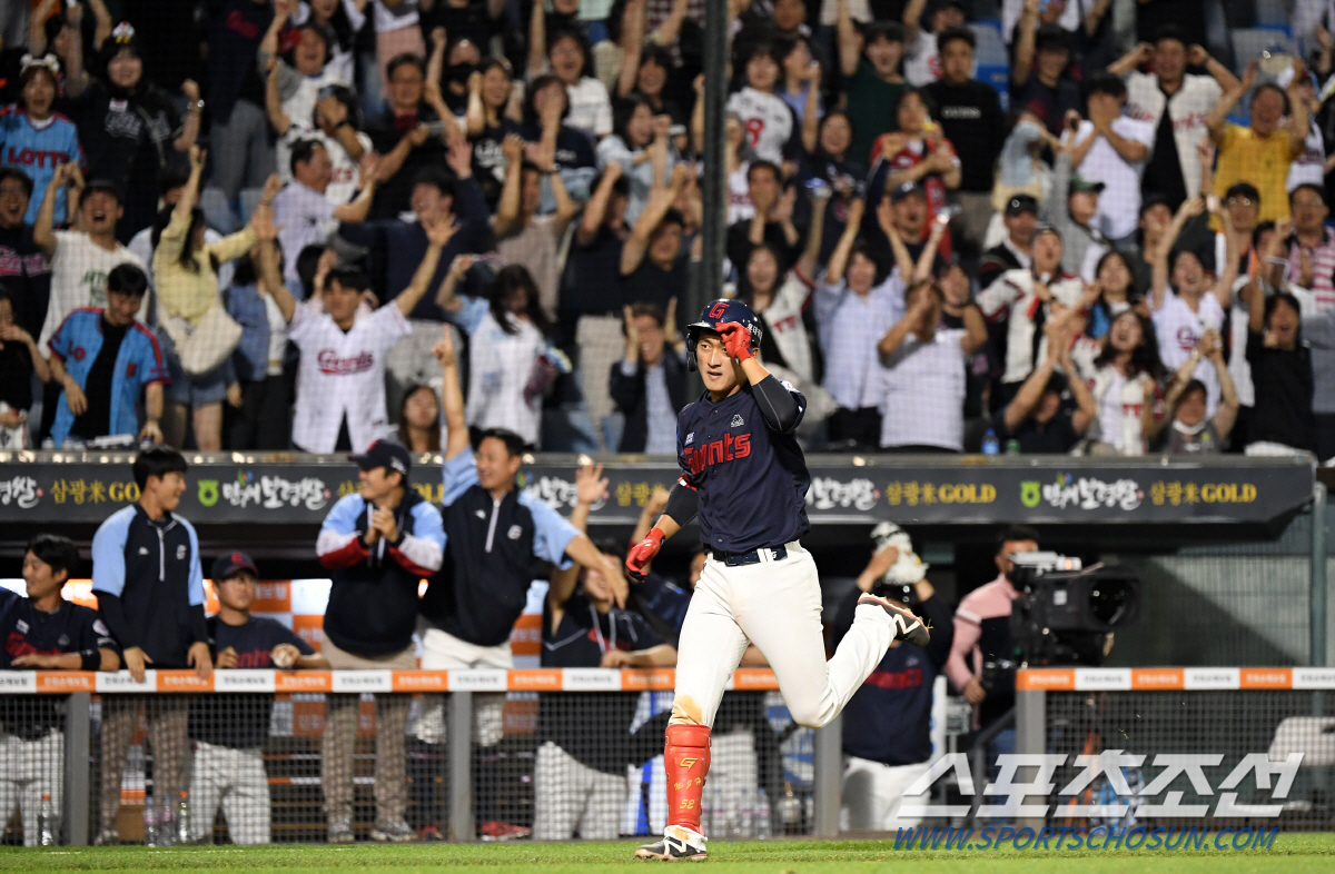 '한방으로 뒤집었다' 단독 1위 롯데 끝내주는 남자 노진혁...대전을 사…