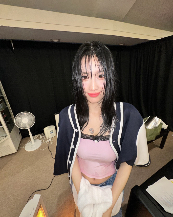 트와이스 모모, 다 젖은 헤어에 아찔한 튜브톱 '섹시美' 물씬