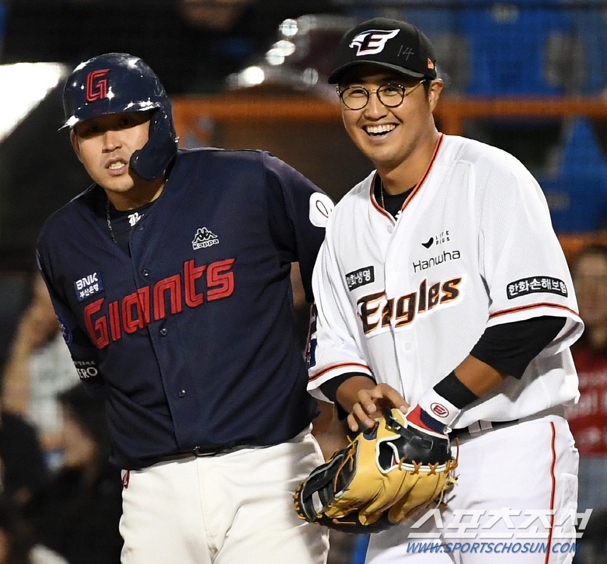'강남아 엄살 부리지 마' 1루서 만난 채은성·유강남...'이렇게 보니 …