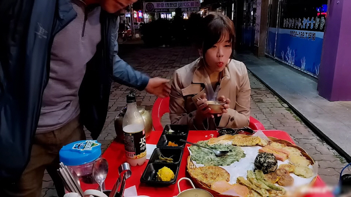터치하며 "한잔 하자"…유튜버 김말레 , 야외 혼술中 성희롱→결국 고소장…