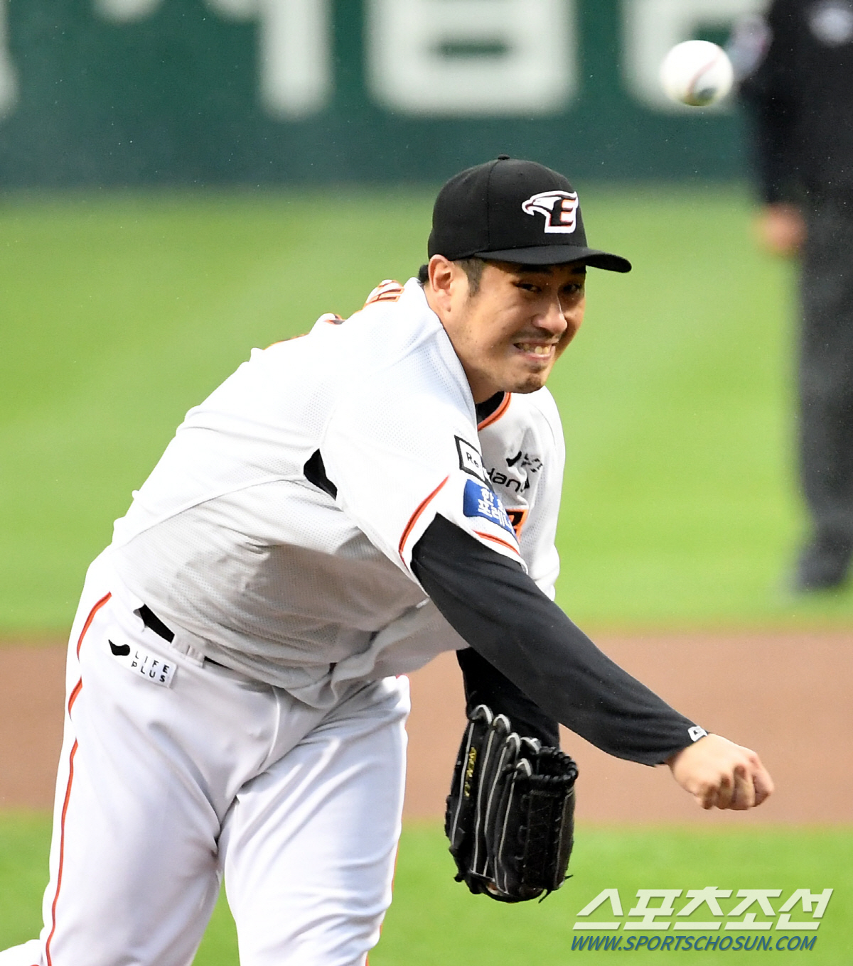 '이 악물고 버틴 베테랑' 강습 타구 맞고도 팀을 위해 던진 장민재...…