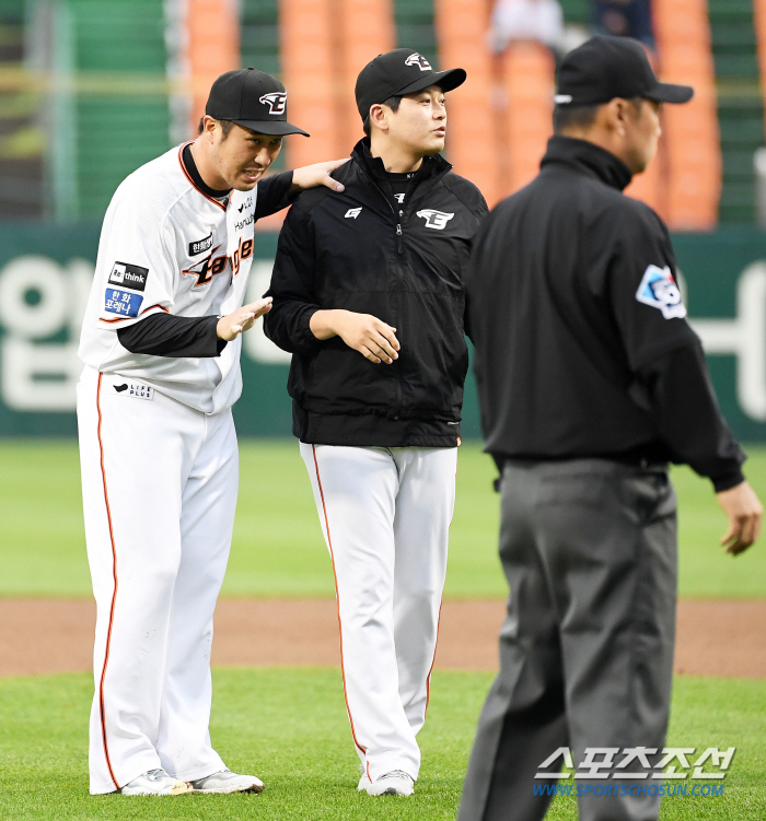 '이 악물고 버틴 베테랑' 강습 타구 맞고도 팀을 위해 던진 장민재...…