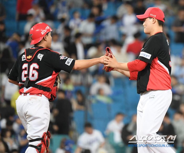 윤영철→정해영 지킨 2년차 괴물, 이틀간 데뷔 첫 승→첫 세이브, 기념구…