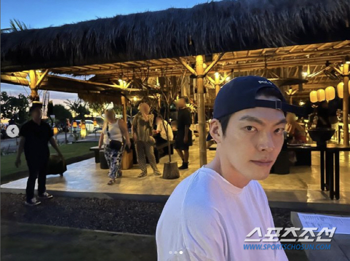 [종합]'김우빈♥신민아', 지난달 '발리' 동반 여행?…파리 여행 이어 …