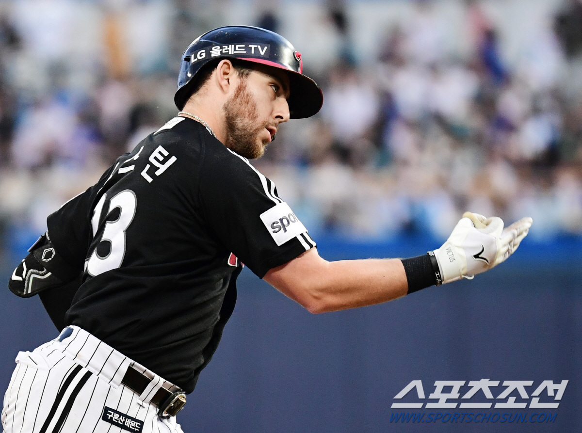 앞에서 쓸어담고, 뒤에서 뻥뻥... LG엔 중심 타선이 2개지요[잠실 포…