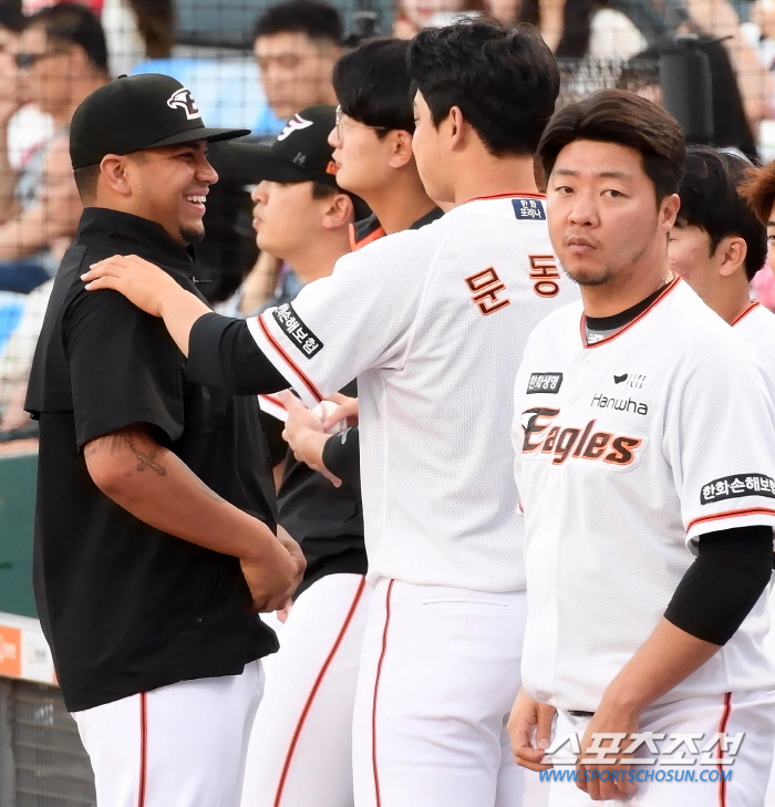 '몸 맞는 공'에 고개 숙여 사과…100만 달러 대체 외인, KBO리그에…