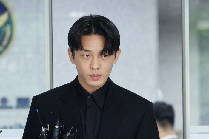 [종합] "지인이 건네 피웠다"…유아인, 대마 혐의 부분 인정→코카인 부…