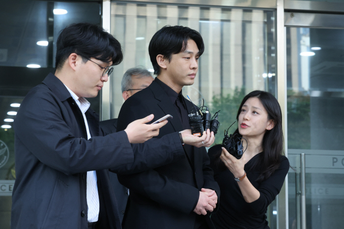 [종합] "지인이 건네 피웠다"…유아인, 대마 혐의 부분 인정→코카인 부…