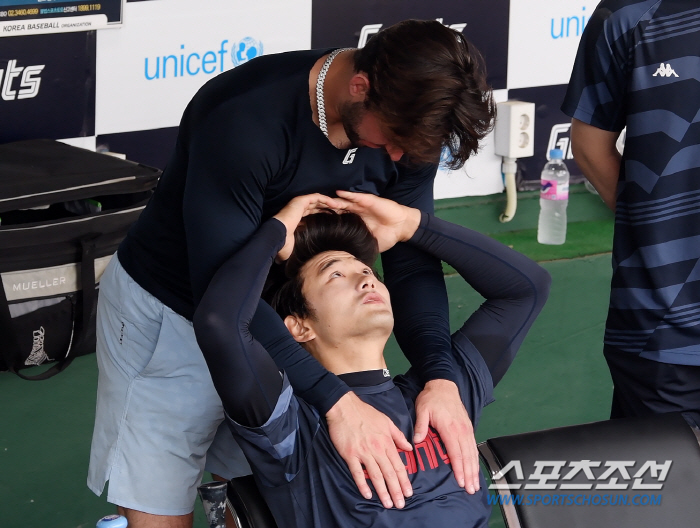사직구장 나타난 렉스, 내내 미안한 표정으로...본인 잘못도 아닌데 [부…