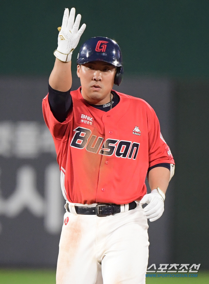 '봄'을 '여름'보다 뜨겁게 만든 사직 1만9천여관중, 롯데 7-25SS…