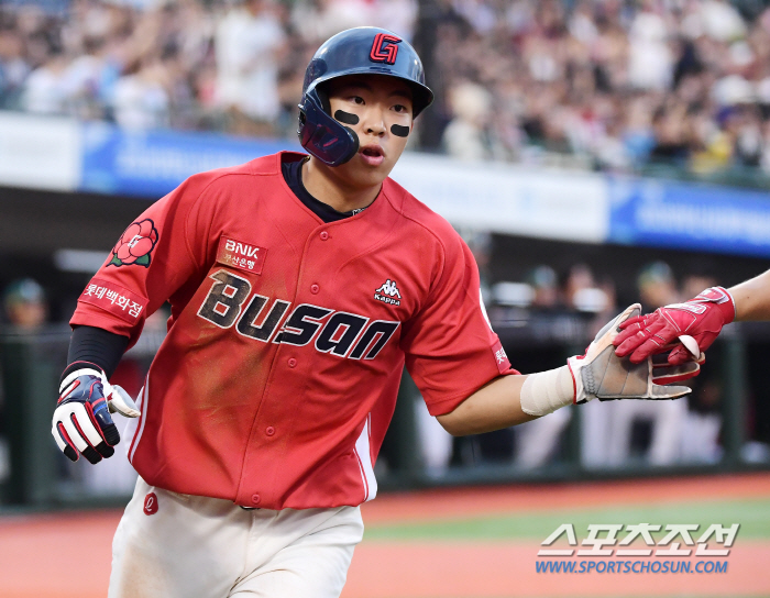 '봄'을 '여름'보다 뜨겁게 만든 사직 1만9천여관중, 롯데 7-25SS…