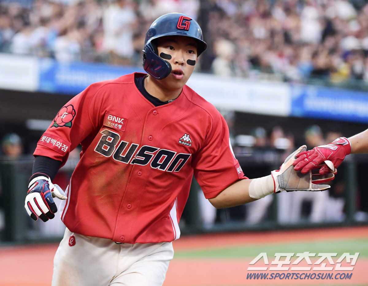 '봄'을 '여름'보다 뜨겁게 만든 사직 1만9천여관중, 롯데 7-25SS…