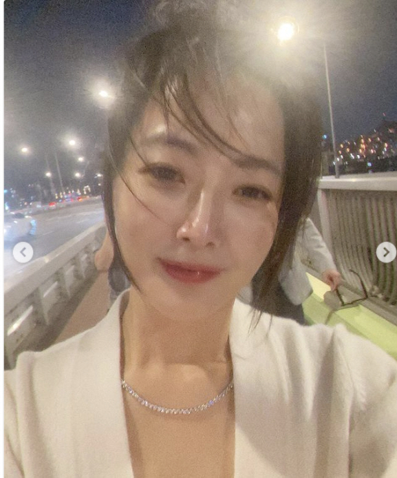 김희선이 왜 한남대교에?…일반인들 사이 포착된 '여배우의 밤산책'