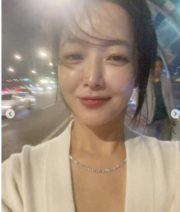 김희선이 왜 한남대교에?…일반인들 사이 포착된 '여배우의 밤산책'