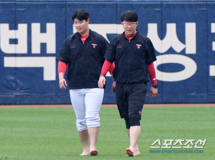 빗속 '맨발' 러닝→우취 슬라이딩, 35세 에이스의 일과표...'취소'가…
