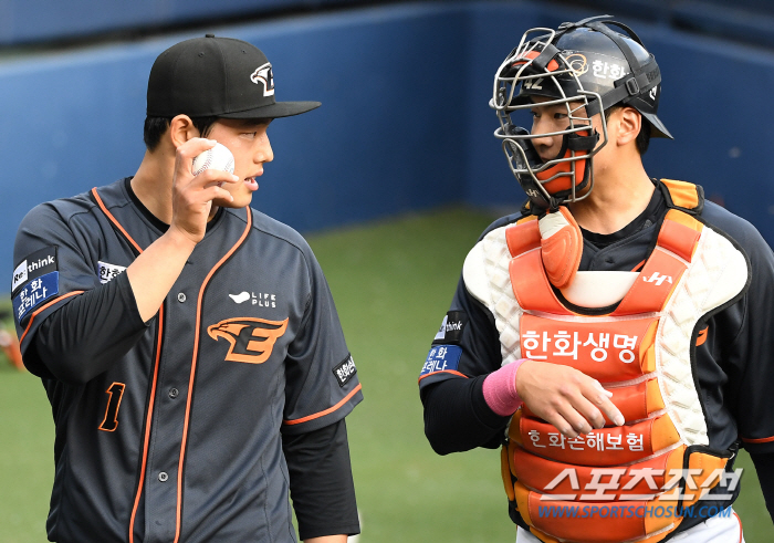 '160km 강속구 던지고도...' 볼·스트라이크 비율 1대1 한화 문동…