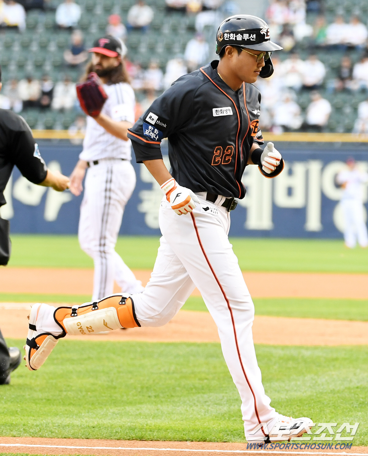 '그동안 감사했습니다' 헬멧 벗고 90도 인사+첫 타석 홈런포, 친정팀 …