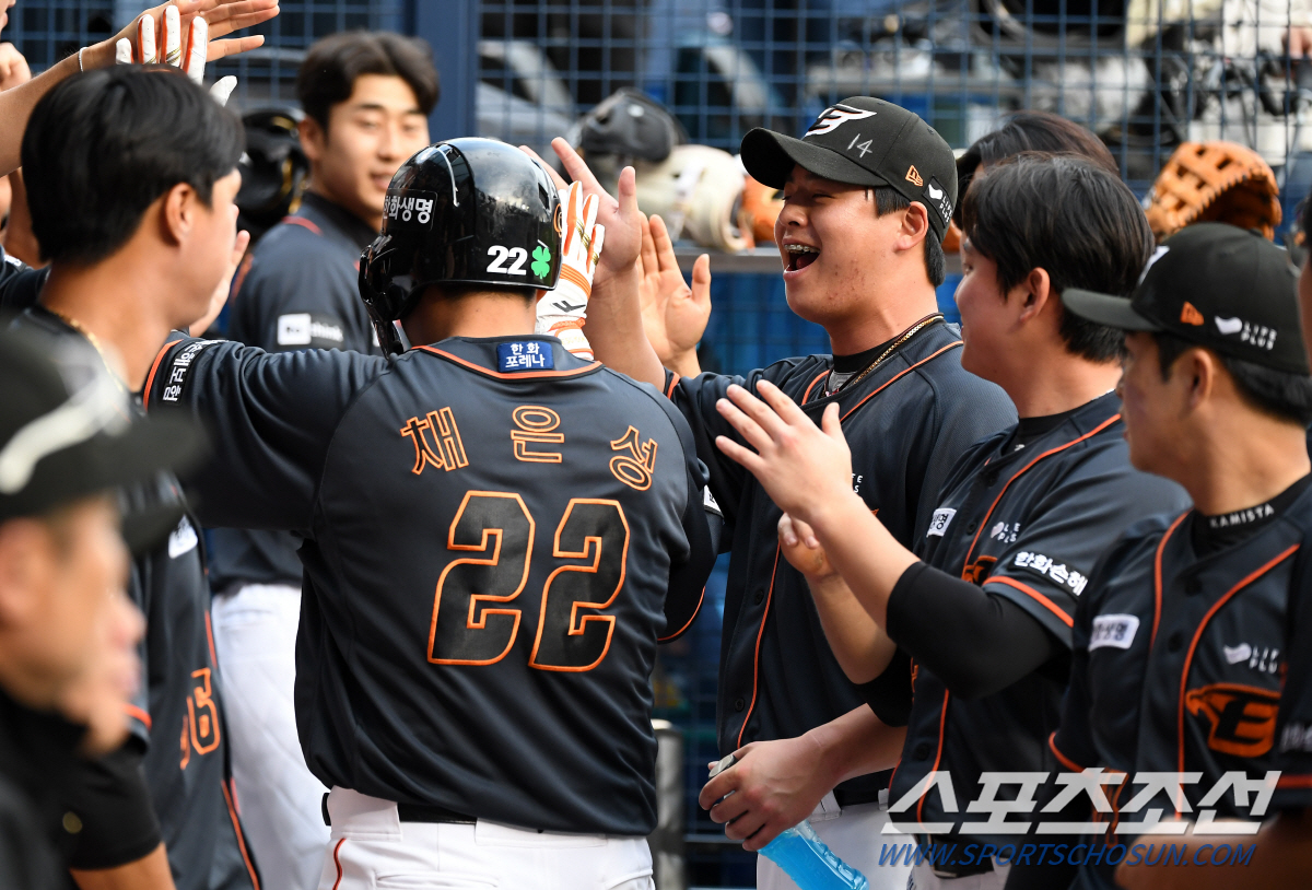 '그동안 감사했습니다' 헬멧 벗고 90도 인사+첫 타석 홈런포, 친정팀 …