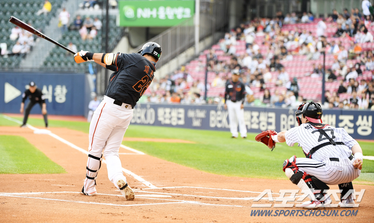 '그동안 감사했습니다' 헬멧 벗고 90도 인사+첫 타석 홈런포, 친정팀 …