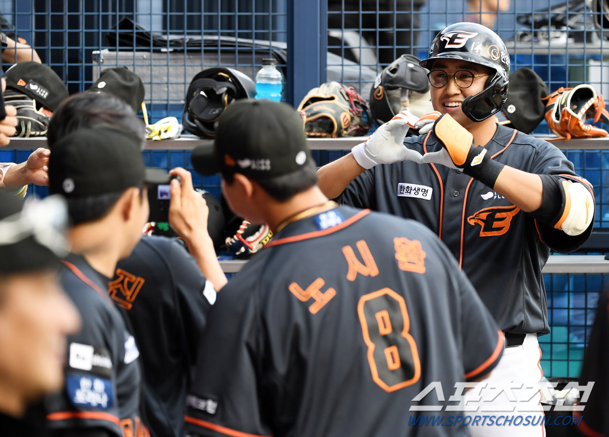 '그동안 감사했습니다' 헬멧 벗고 90도 인사+첫 타석 홈런포, 친정팀 …