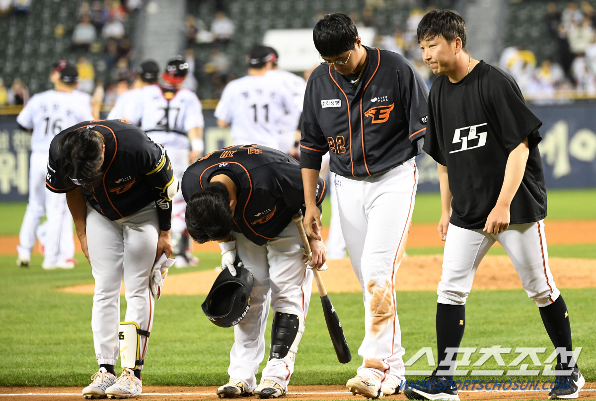 '그동안 감사했습니다' 헬멧 벗고 90도 인사+첫 타석 홈런포, 친정팀 …