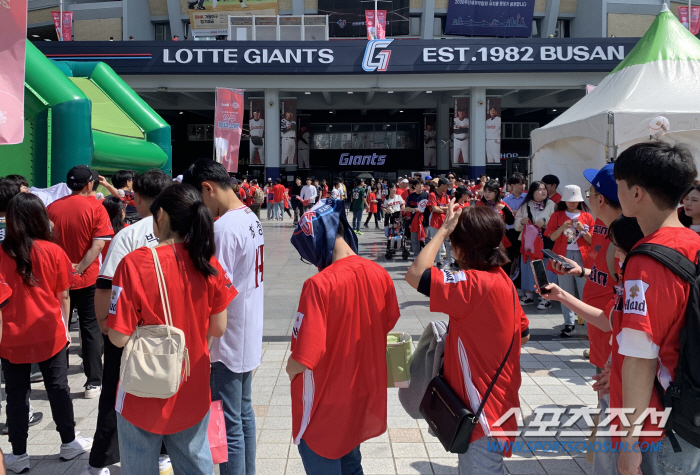동백꽃으로 물든 사직구장, 경기 시작 3시간 전 이미 붉은 물결 '넘실넘…