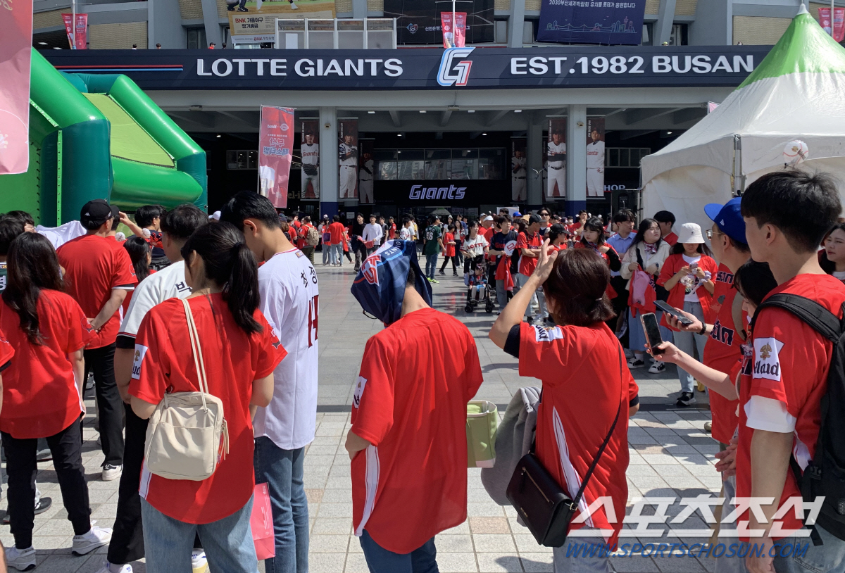 동백꽃으로 물든 사직구장, 경기 시작 3시간 전 이미 붉은 물결 '넘실넘…