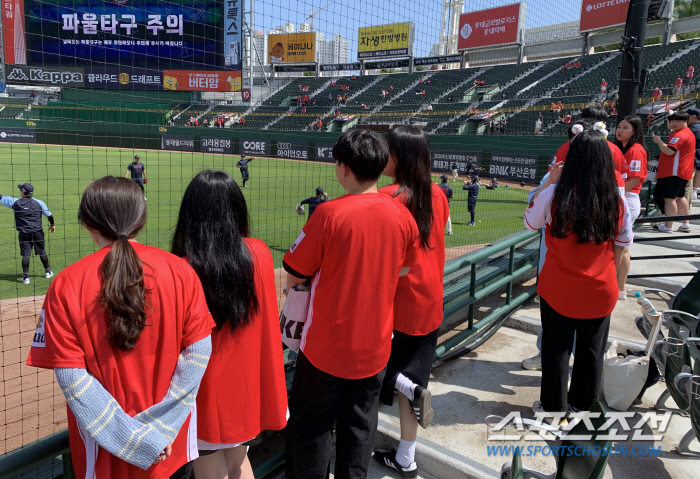 동백꽃으로 물든 사직구장, 경기 시작 3시간 전 이미 붉은 물결 '넘실넘…