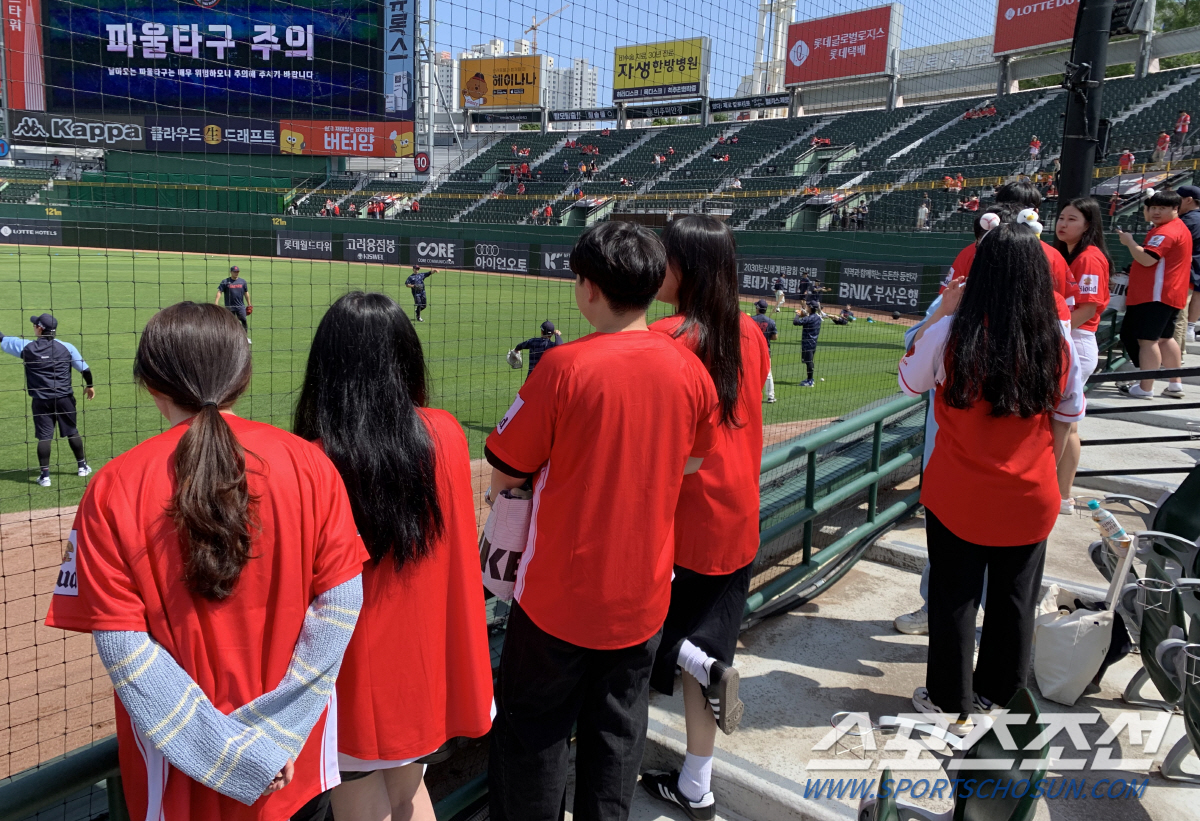 동백꽃으로 물든 사직구장, 경기 시작 3시간 전 이미 붉은 물결 '넘실넘…