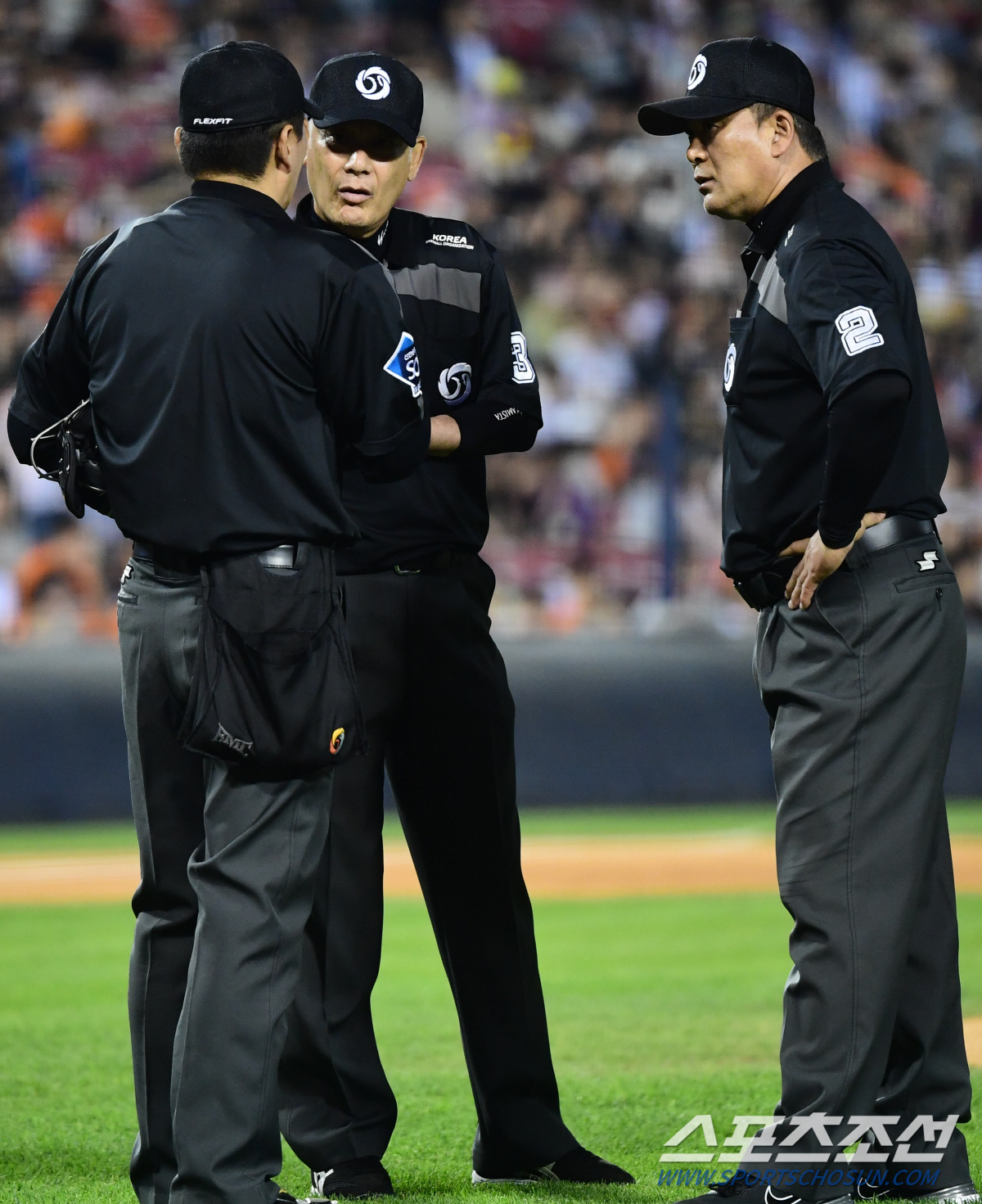 '또 오심이었다' KBO "최재훈 타격방해 아닌 수비방해. 후속 조치 예…