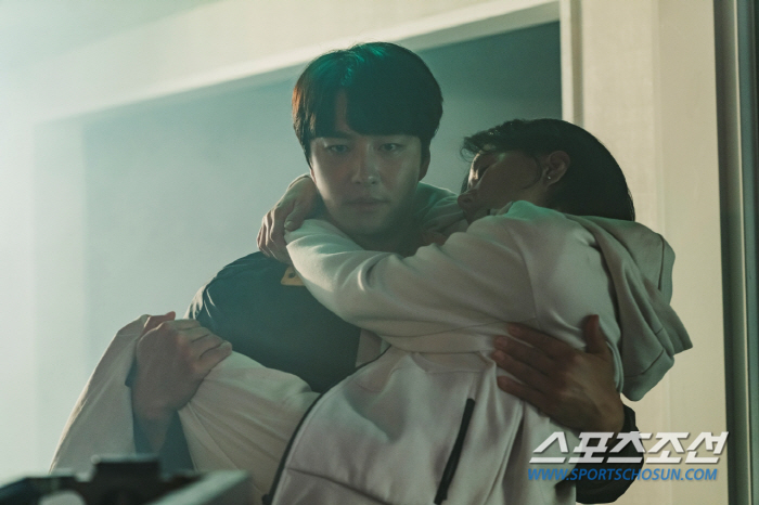 '187㎝' 민우혁 품에 '폭' 안긴 엄정화, '한도초과' 달달…로이♥정…