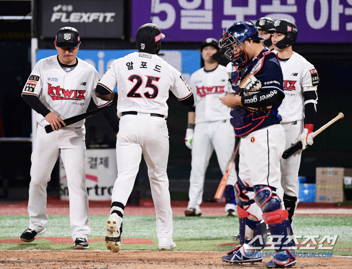 '곰탈여우' 양의지의 마음을 읽고 결승홈런 친 2년차 외인 타자 "작년에…