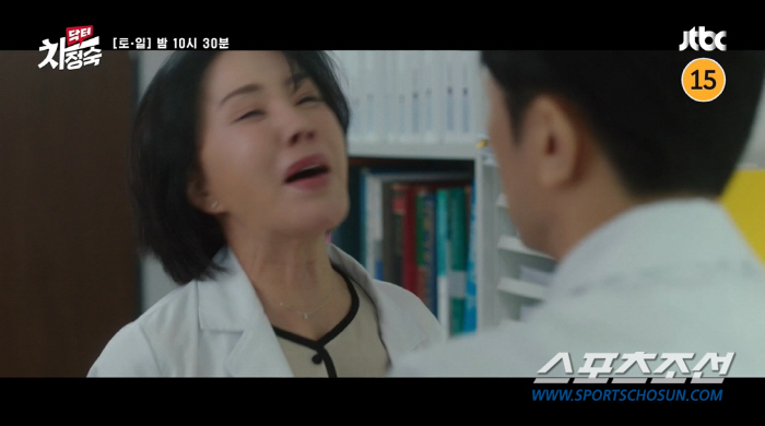 '닥터 차정숙' 드디어 '삼자대면'…엄정화·명세빈 '살벌 눈싸움'에 고개…