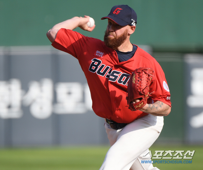 205K 믿고 140만불 안겼는데…반등 없는 털보에이스, 거인 고민도 깊…