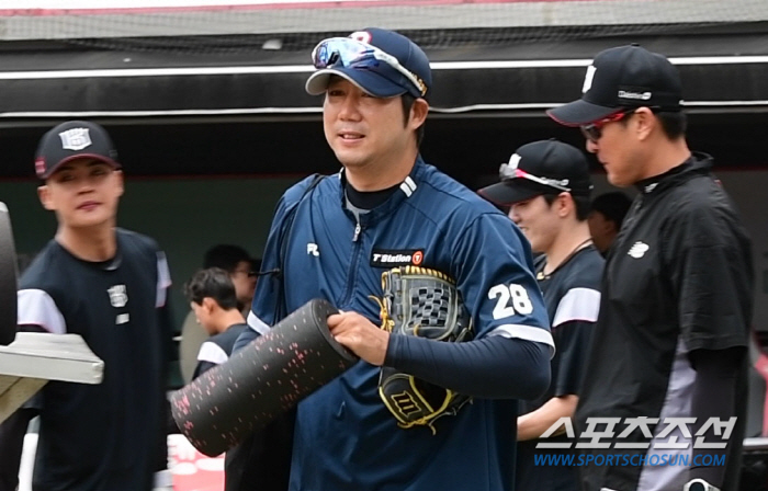 '3년만에 1군무대' 팀은 달라도 베테랑 장원준의 복귀가 반가운 동료들 …