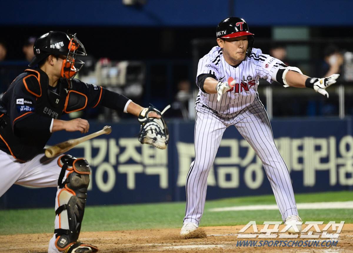 '만원 관중속 동점 혈투' 한껏 달아오른 분위기 께뜨린 오심 하나  [잠…