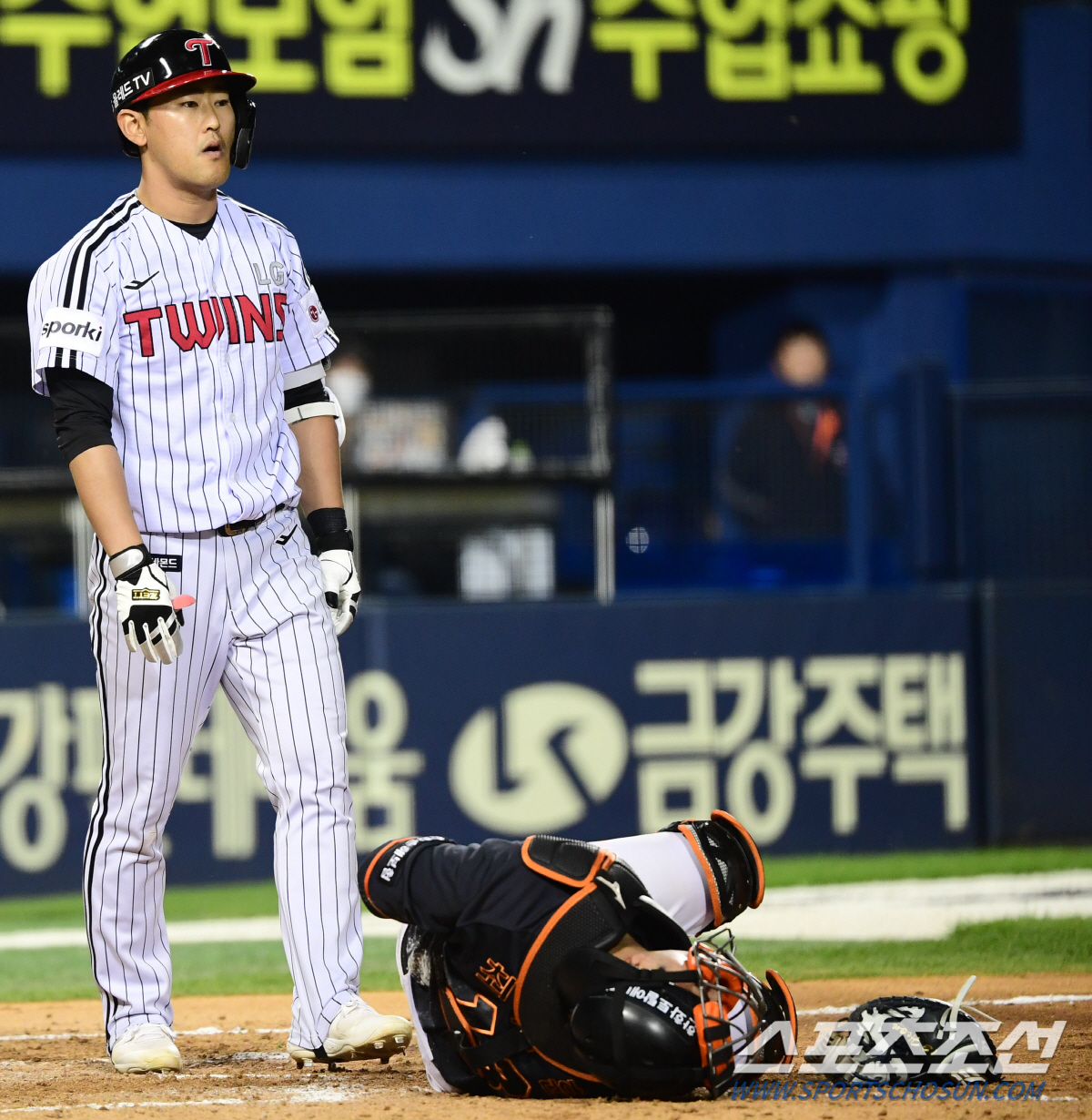 '만원 관중속 동점 혈투' 한껏 달아오른 분위기 께뜨린 오심 하나  [잠…