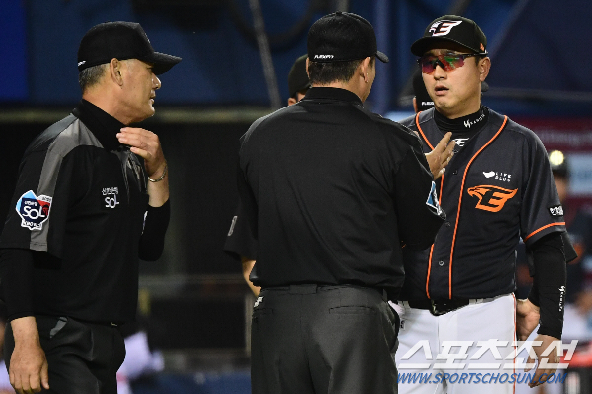 '만원 관중속 동점 혈투' 한껏 달아오른 분위기 께뜨린 오심 하나  [잠…