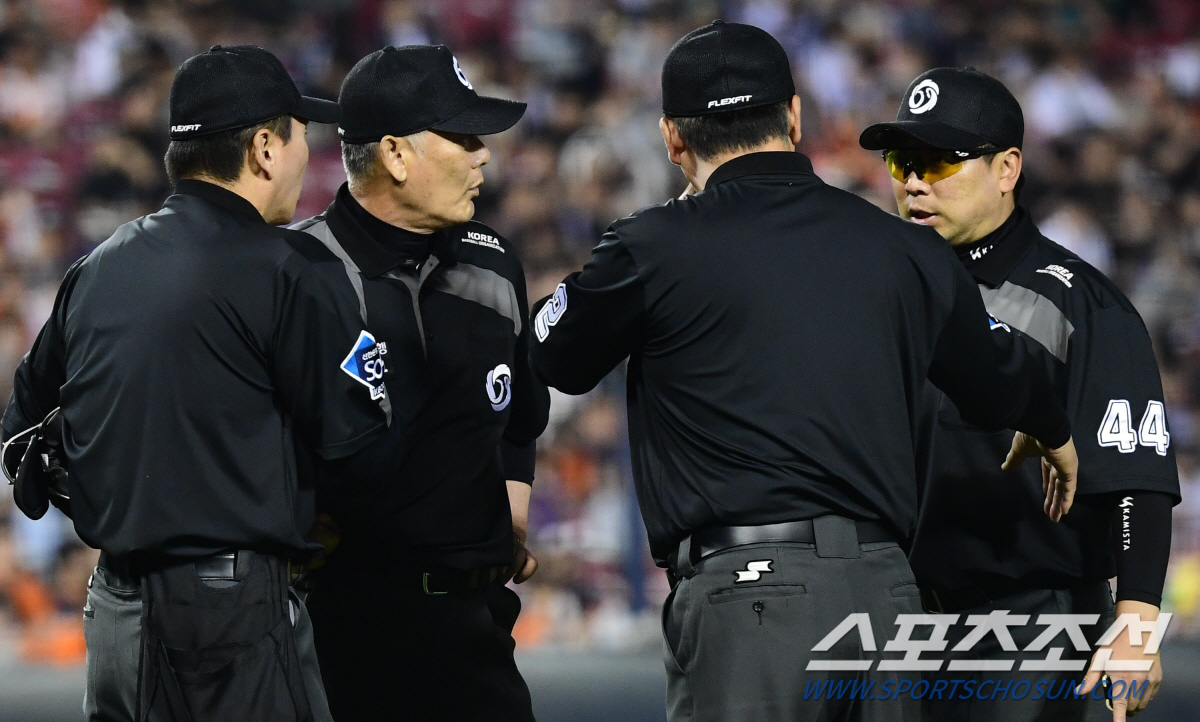 '만원 관중속 동점 혈투' 한껏 달아오른 분위기 께뜨린 오심 하나  [잠…