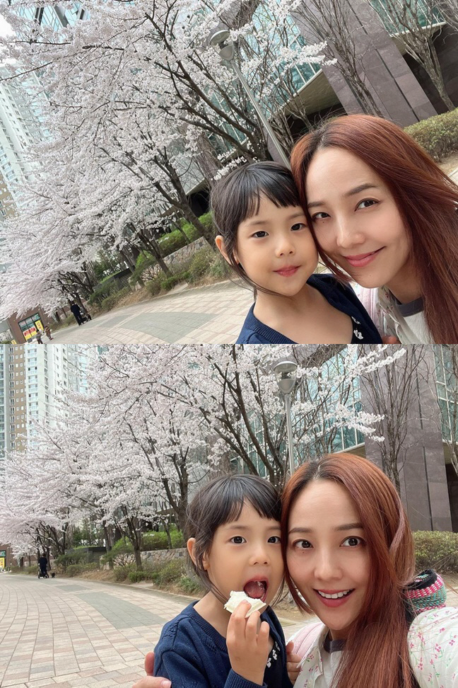 '기태영♥' 유진, 붕어빵 딸 '뽀뽀 애교'에 행복..엄마가 된 요정