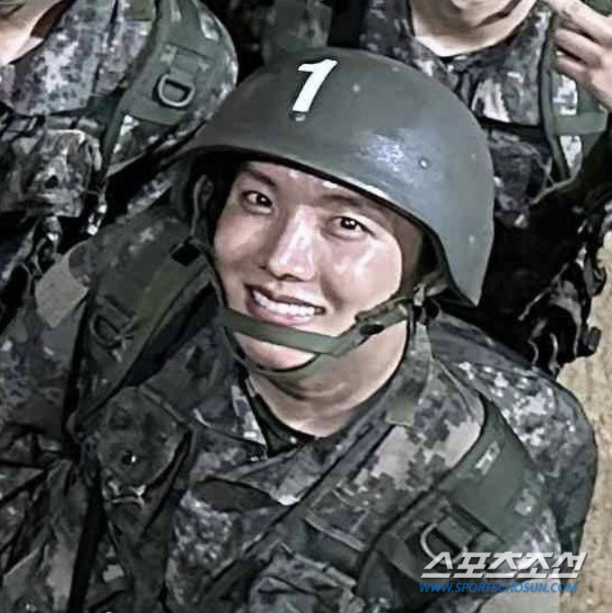 [종합]'월드스타' 제이홉도 못피해가는 화생방 '눈물'…'찐' 군사 훈련…