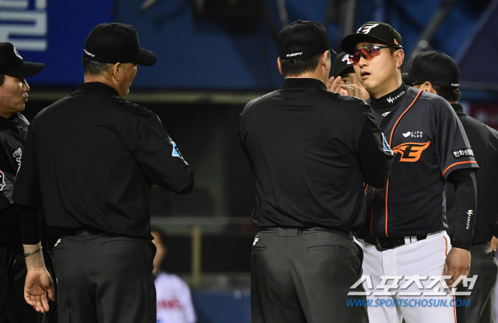 "팬분들 생각에 어쩔수 없었다"는 감독 VS 선수찾아 더그아웃가는 심판[잠실리포트]