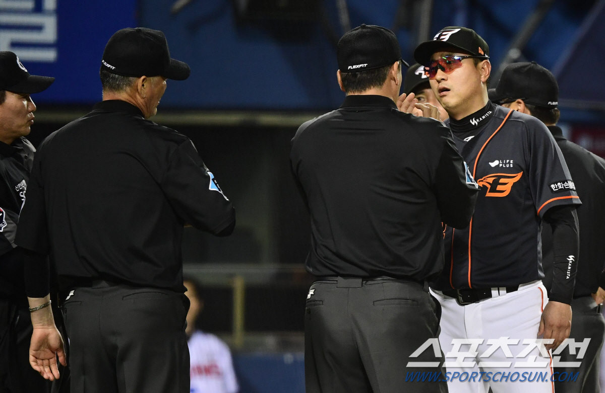 "팬분들 생각에 어쩔수 없었다"는 감독 VS 선수찾아 더그아웃가는 심판[…
