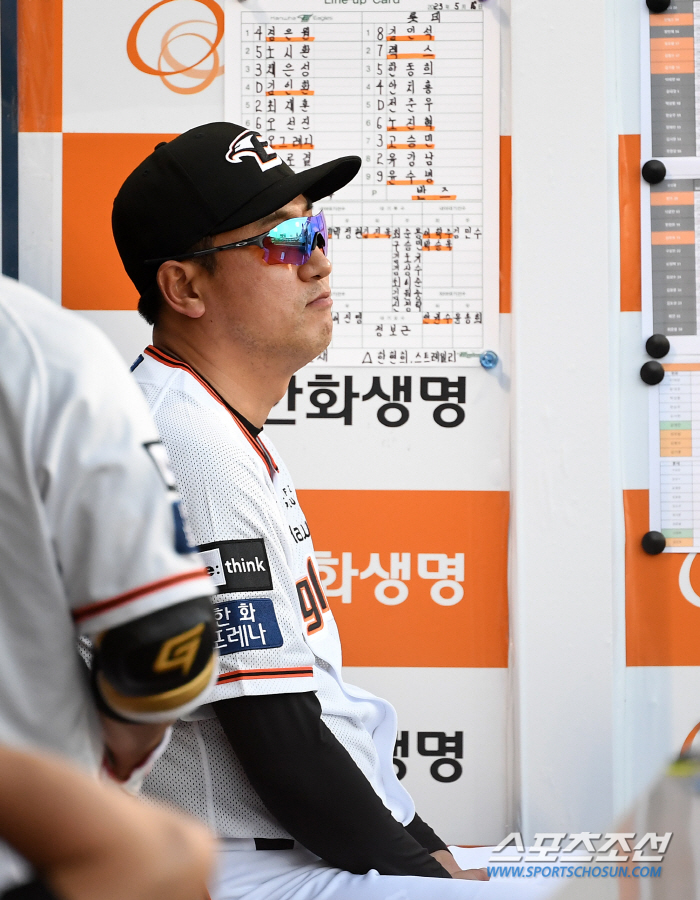 "팬분들 생각에 어쩔수 없었다"는 감독 VS 선수찾아 더그아웃가는 심판[…