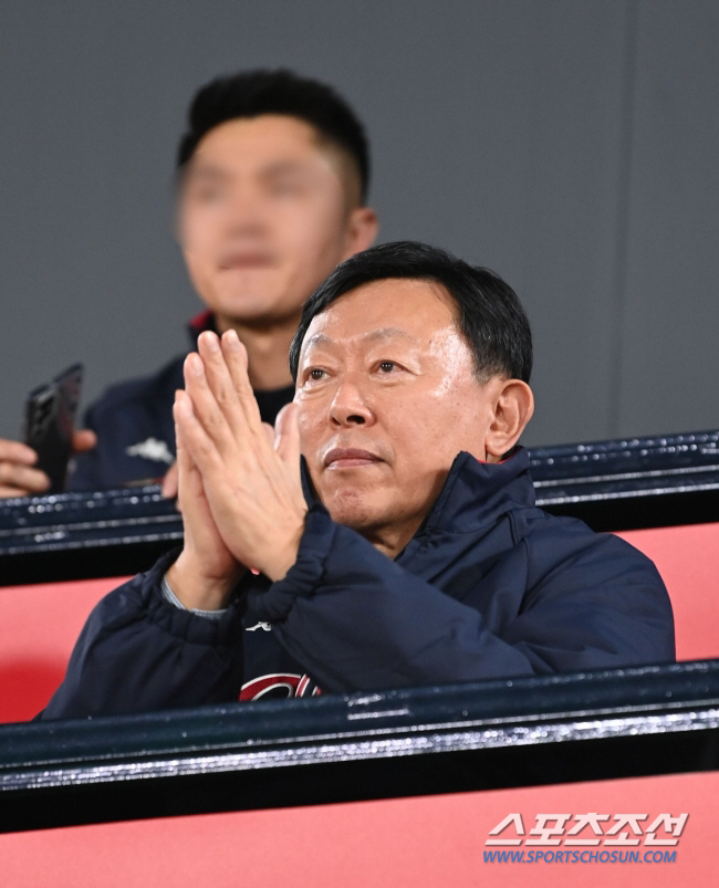 드디어 제대로 판 깔린 '유통대전', 정용진-신동빈 자존심을 걸었다…그 …