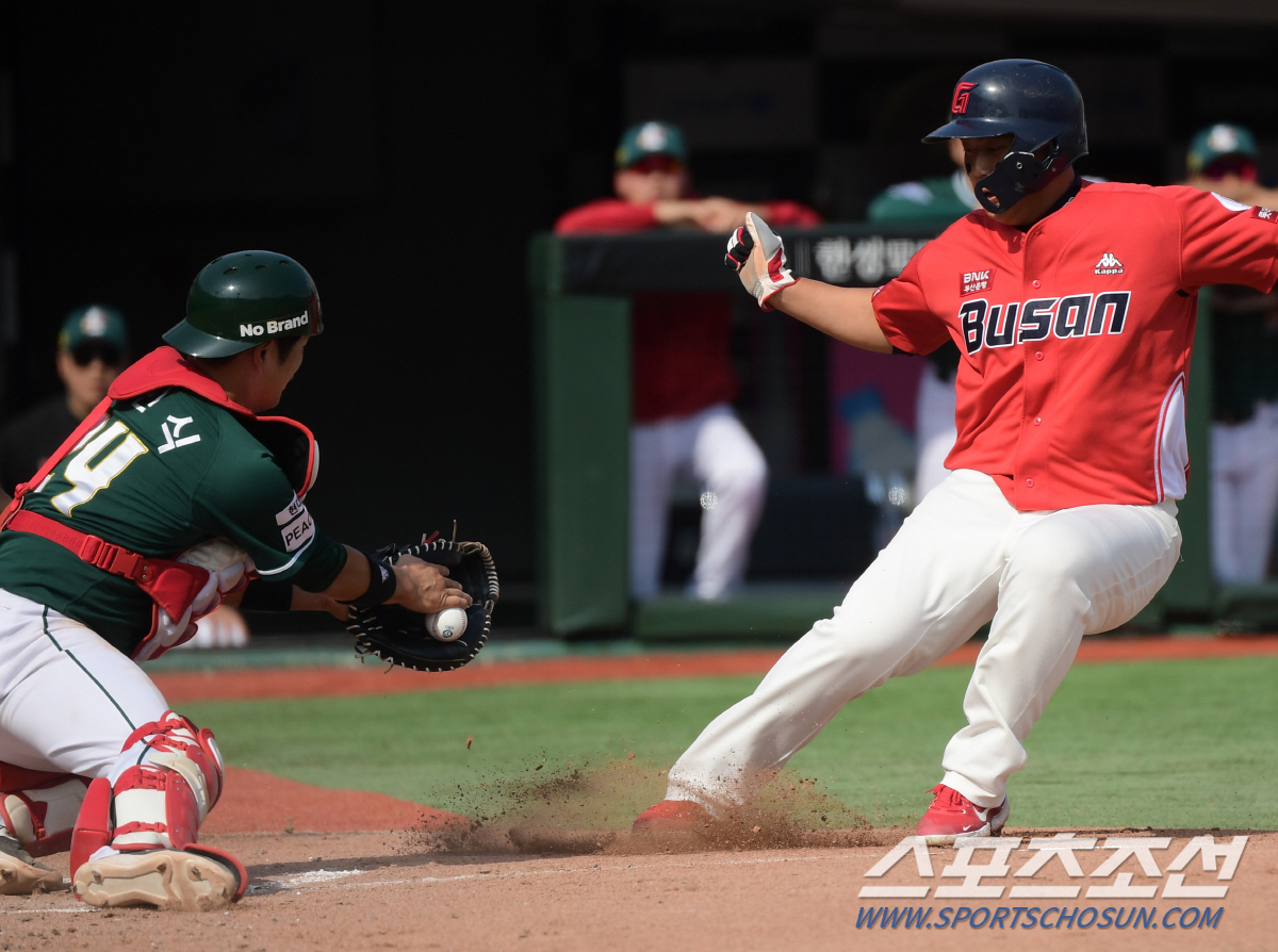 드디어 제대로 판 깔린 '유통대전', 정용진-신동빈 자존심을 걸었다…그 …