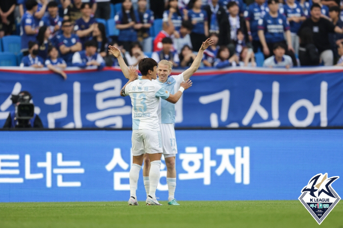 [현장리뷰]"루빅손+김영권+마틴 아담 골" '절대 1강' 울산, 최하위 …