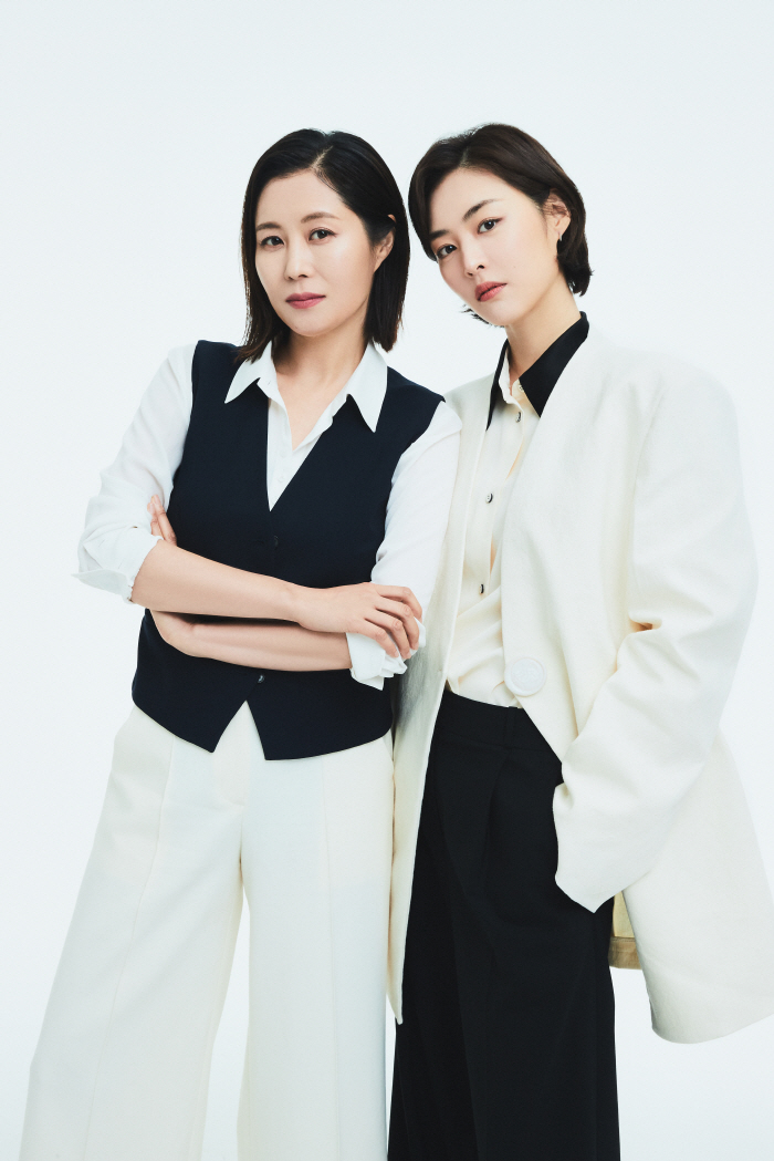 '레이스' 이연희-문소리, 시밀러룩으로 '워맨스 케미' 발산…'멋짐 뿜뿜…